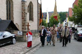 Fronleichnamsprozession durch die Straßen von Naumburg (Foto: Karl-Franz Thiede)